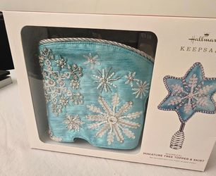 Hallmark Keepsake 2021 Whimsical Miniature Tree Topper & Skirt (Tiffany) Blue with Embellishments. New