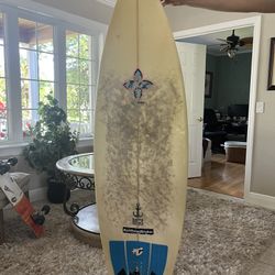 5’9 28.5 Liter infinity silverback surfboard