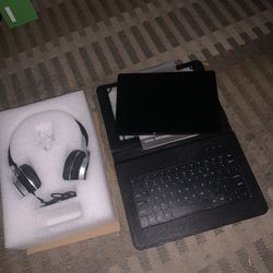 10.5 Inch Magnavox Tablet With Keyboard And Headphones