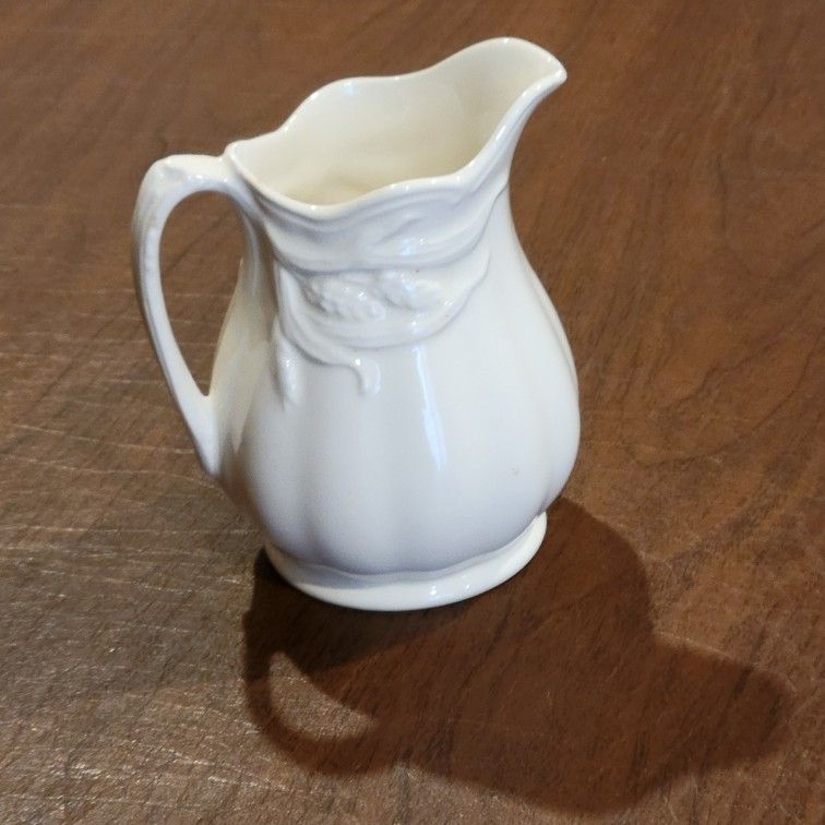 Vintage Wilkinson LTD Royal Staffordshire Pottery Ironstone Small
Pitcher Creamer. Pre-owned, very good shape