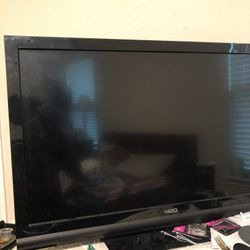 42 In Vizio TV w/universal remote 