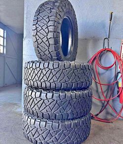 285/70/18 nitto Selling a set of 4 tires in excellent condition 🫡