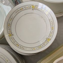 Mikasa Carlyn Dinnerware Svc For 12, 5 Piece