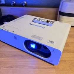 4000 lumens hdmi Panasonic video projector