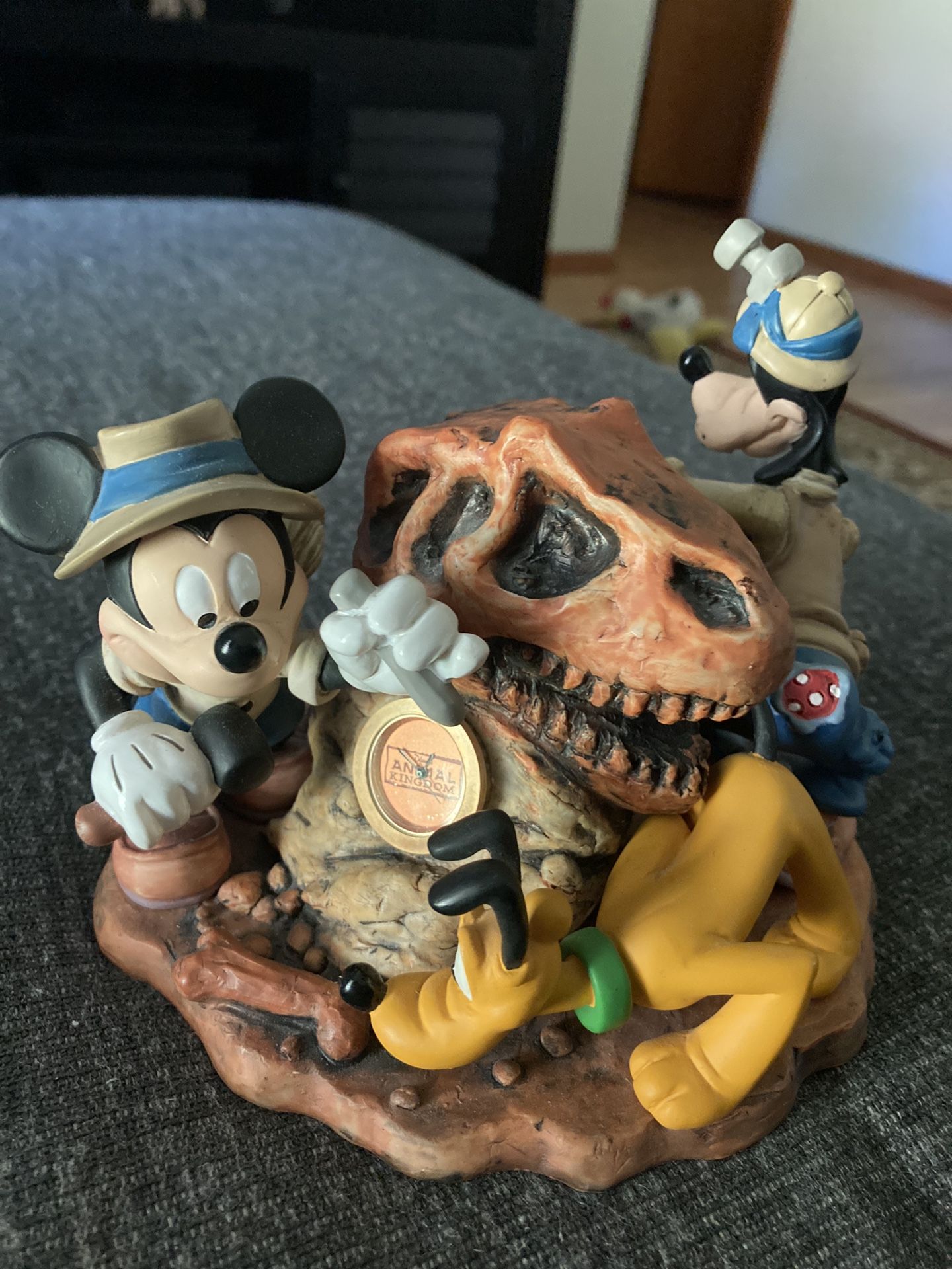 DISNEYS ANIMAL KINGDOM BIG DIG IN THE BONEYARD FIGURINE MICKEY PLUTO GOOFY CLOCK