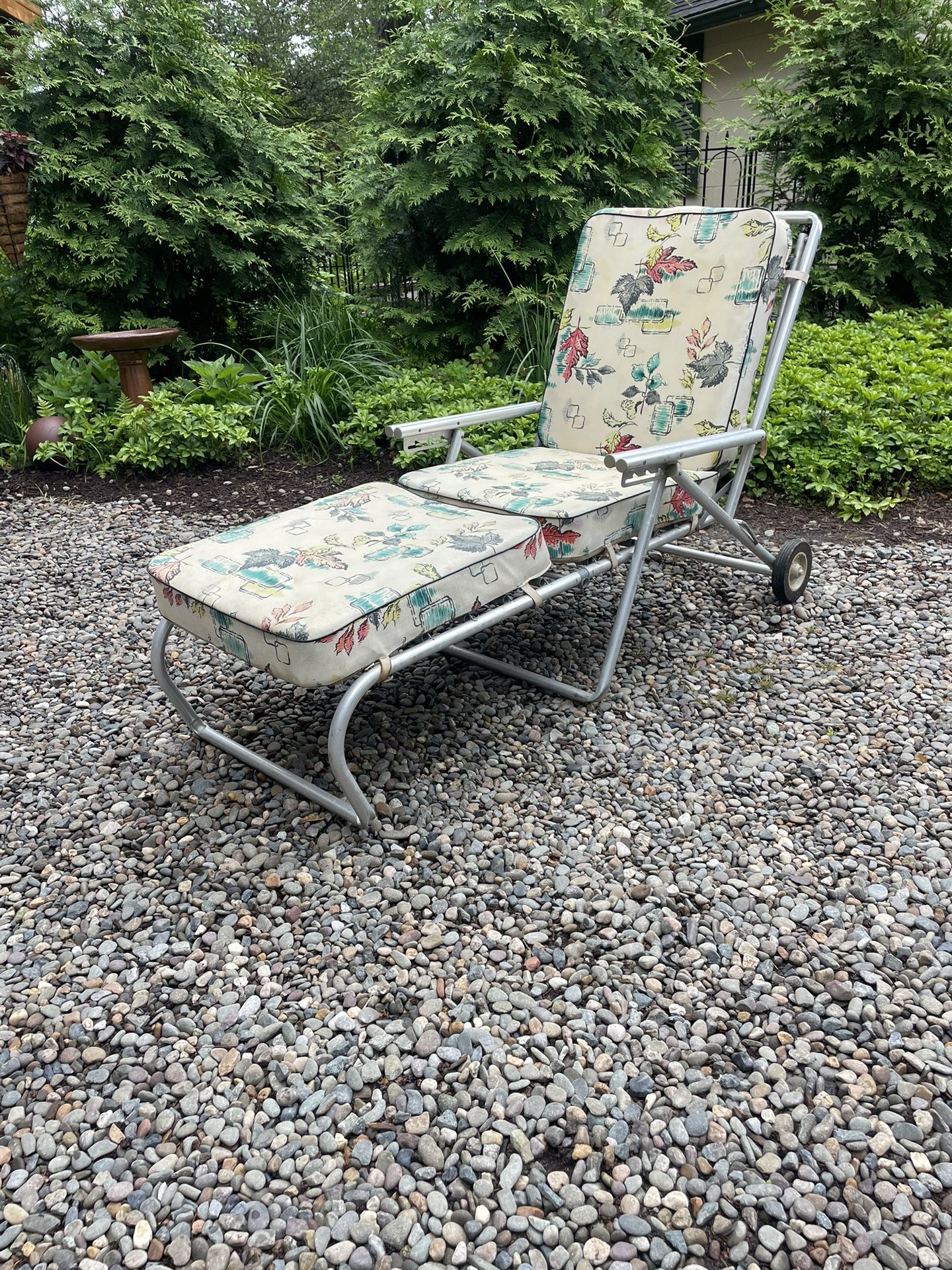 Vintage Mid Century Chaise Lounge.