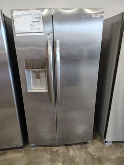Frigidaire side by side refrigerator w /water Dispenser