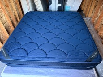 Like New Dreamcloud Ultra Hybrid King Mattress