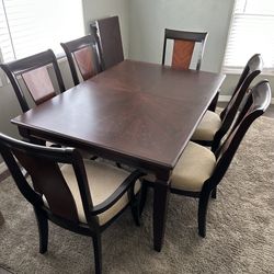 8 Piece Dining Room Table Set.  Excellent Condition 