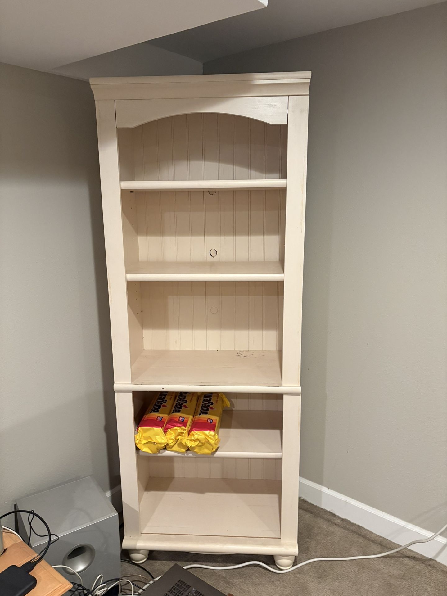 White wooden bookcase / Display cabinet