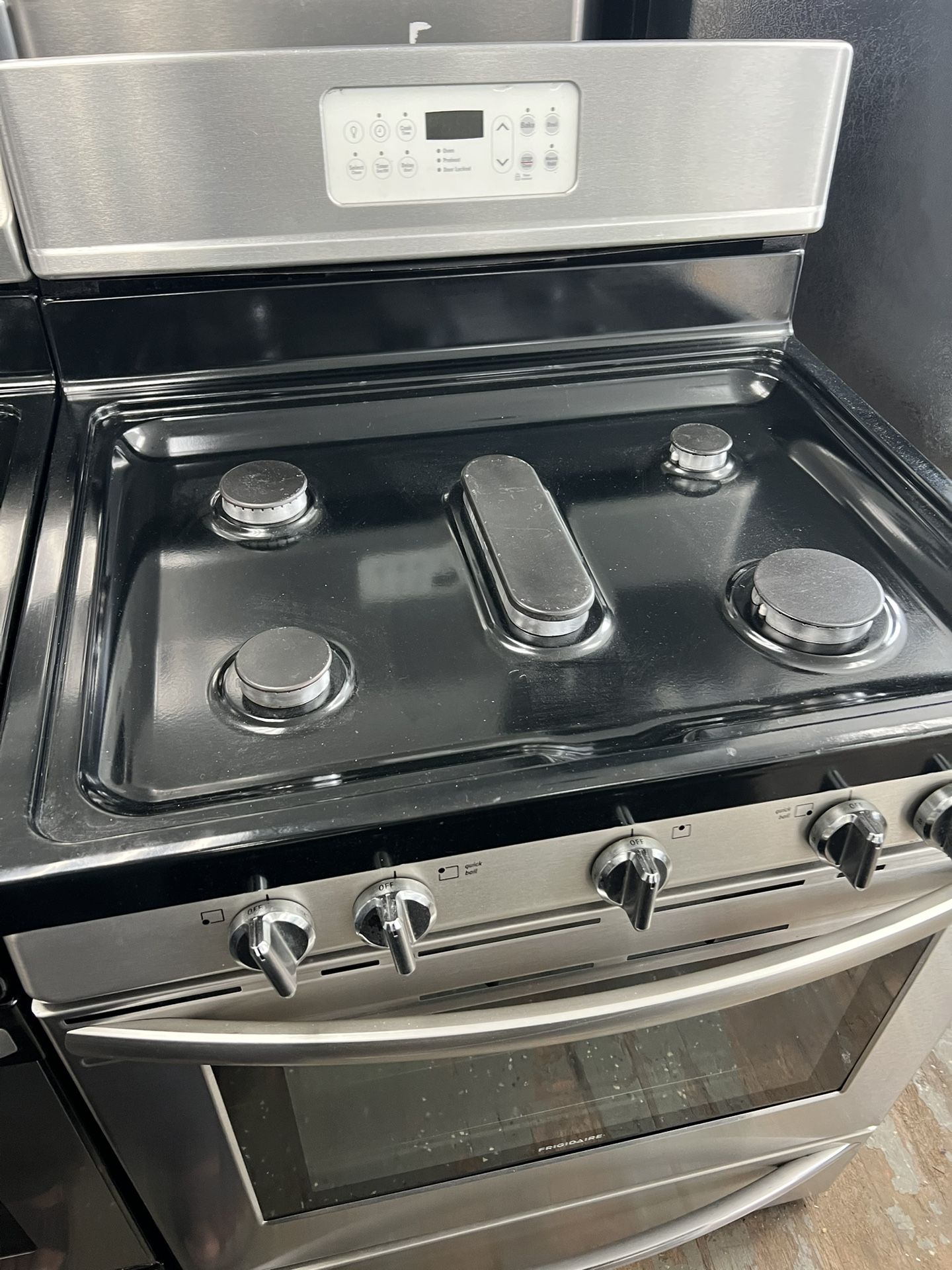Gas Stove Frigidaire 30” And 3 Months Warranty
