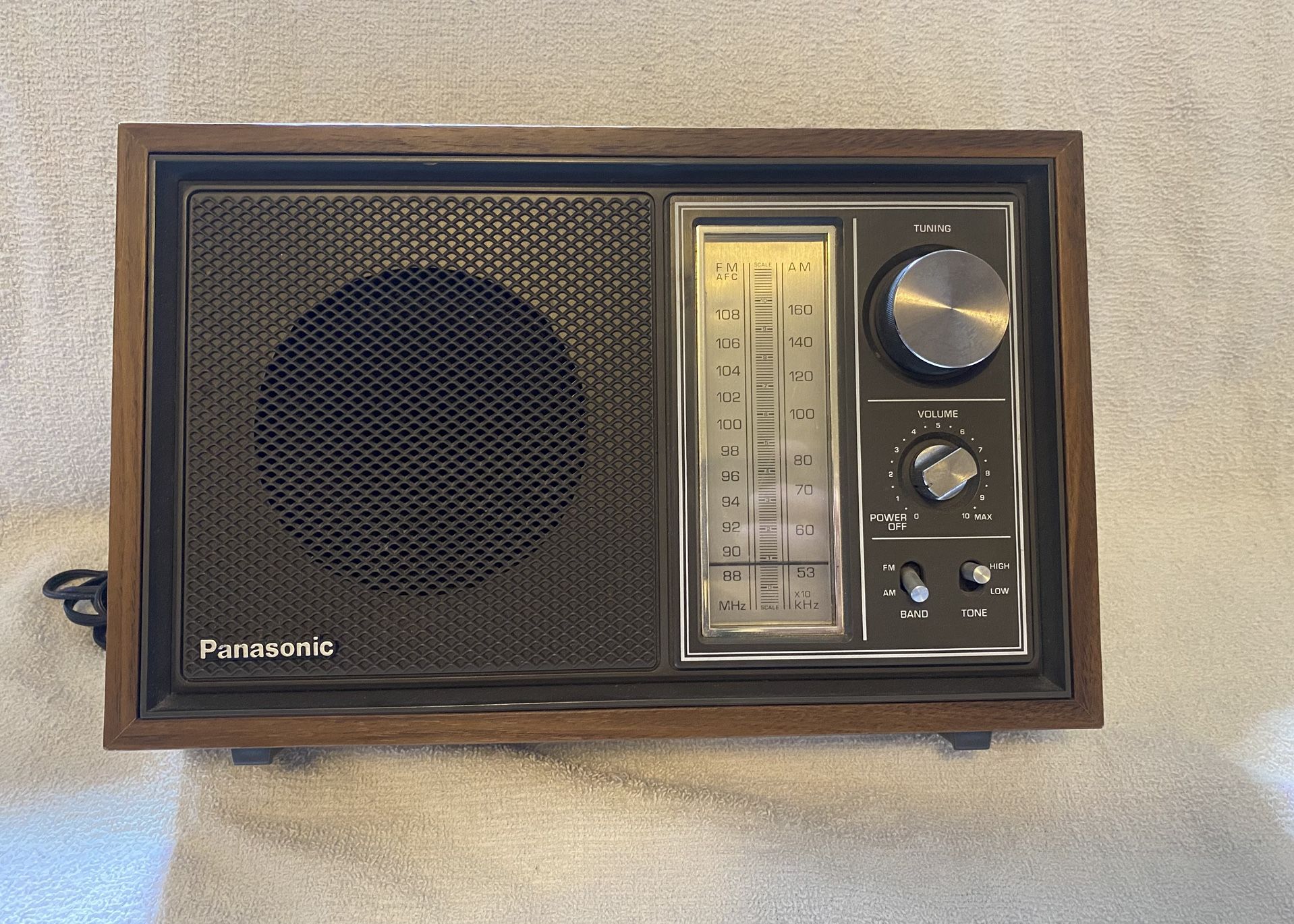 Vintage Panasonic AM/FM Radio Model RE-6289