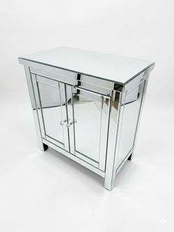 MIRRORED ACCENT TABLE / SIDE TABLE – ELEGANT & MODERN ✨