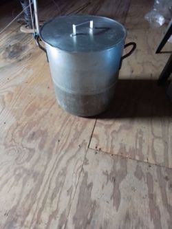Large cooking pot