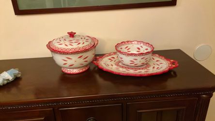 Serving bowls with lids