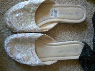 Flat cushioned sandals