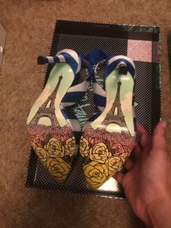 Paris/Eiffel Tower theme heels size 5.5
