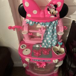 Minnie Mouse play Kitchen
