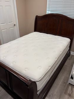 Beautiful Queen Bedroom Set – Excellent Condition