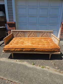 Carved Lovella Daybed