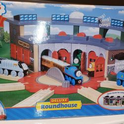 THOMAS & FRIENDS DELUXE ROUNDHOUSE WOODEN RAILWAY (NEW in Box)!