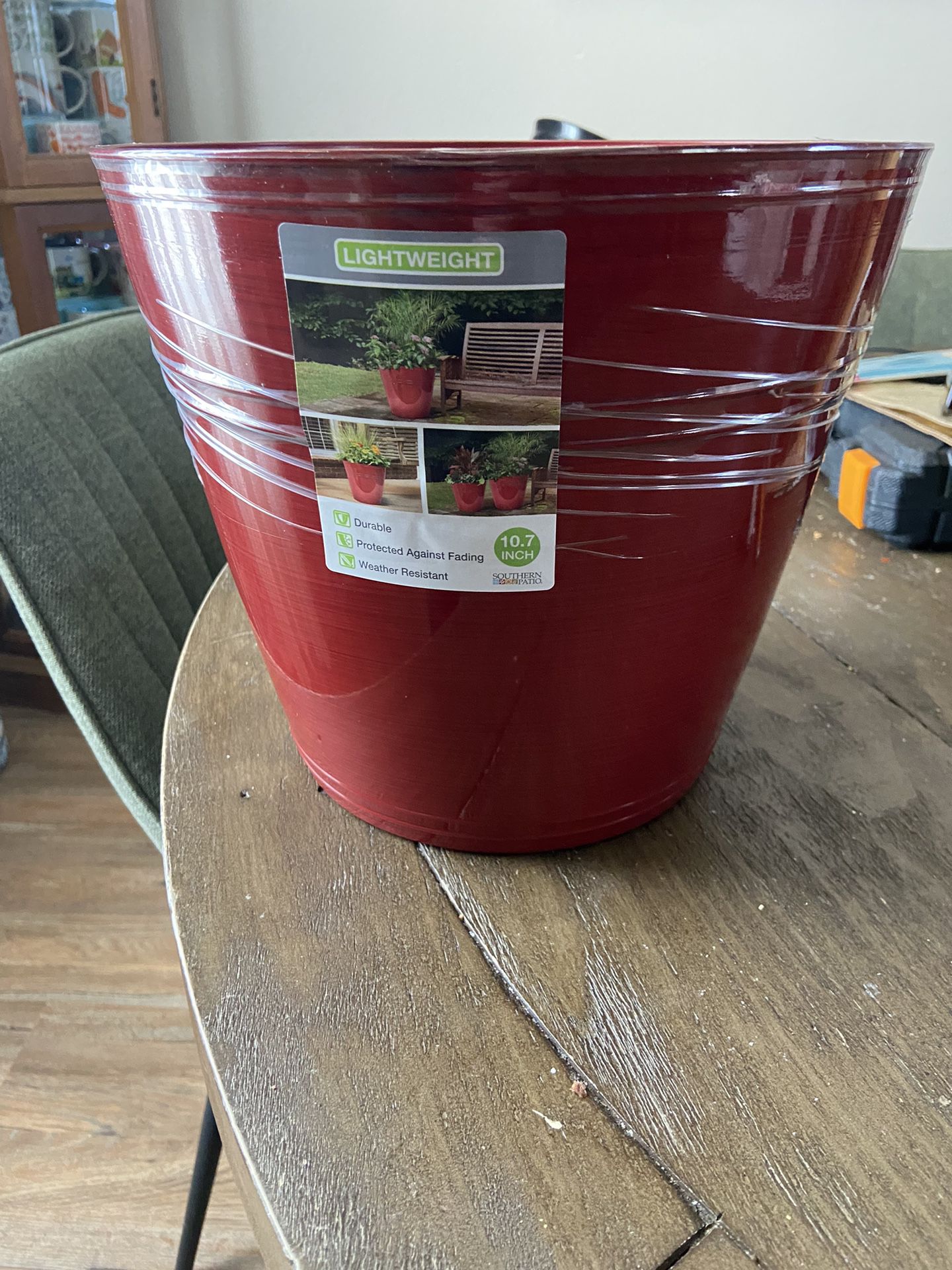 400 New planters / pots available at $3 each.