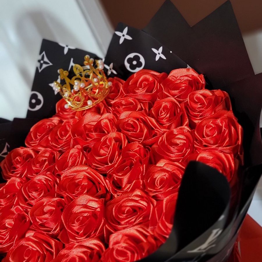Ramo Buchon 50 Roses Heart and Royal Crown – VIP Memories Creation