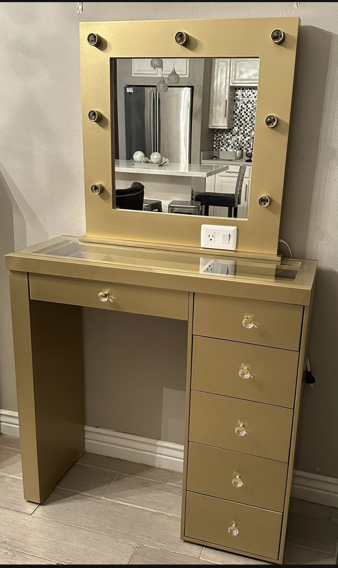 Vanity Desk With Mirror