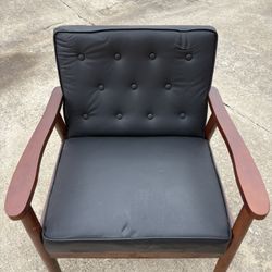 Mid-Century Retro Modern Solid Wood Armrest Accent Chair, Faux Leather Tufted Back Upholstered Lounge Chairs, Living Room Furniture