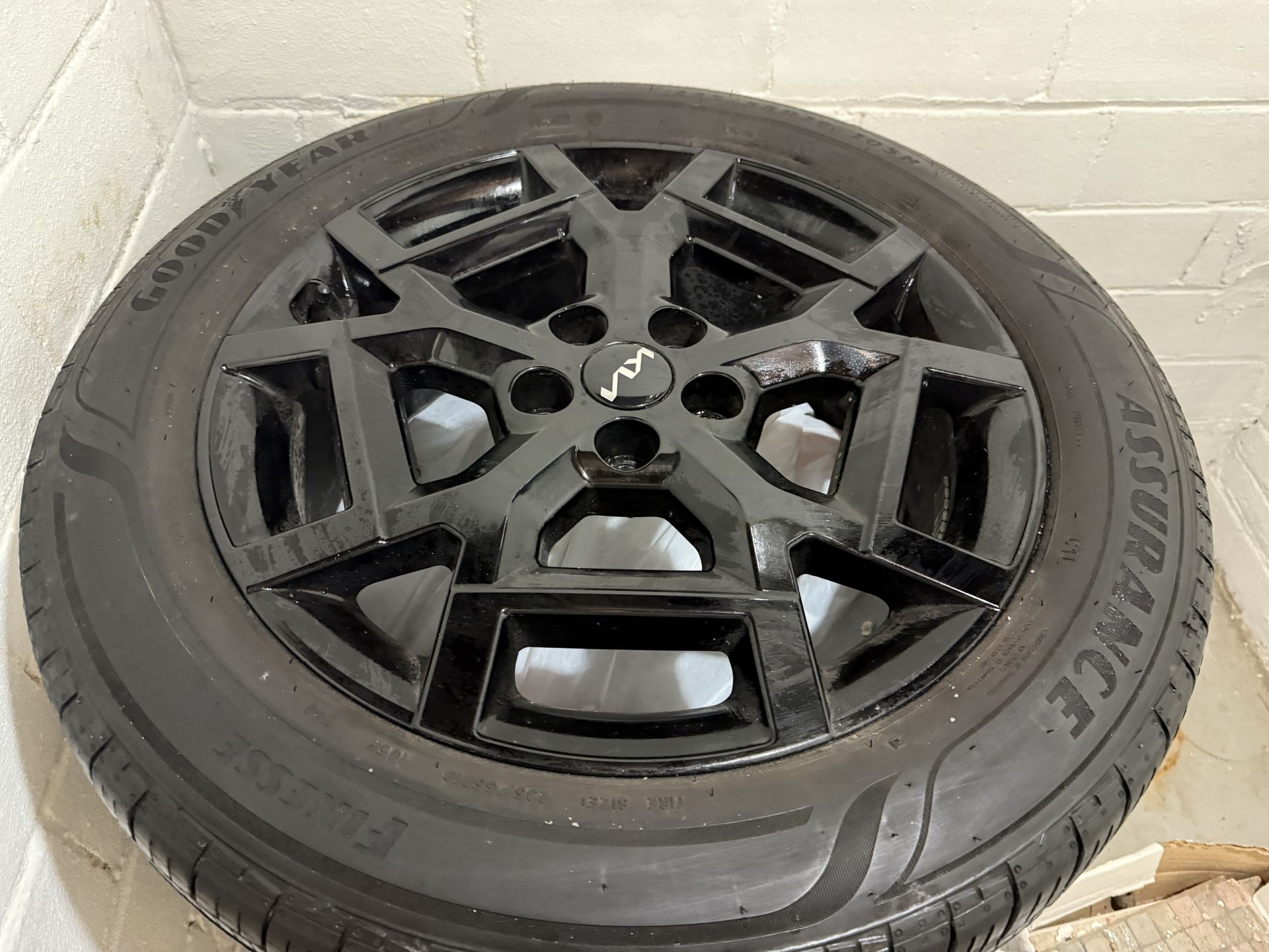 OEM Kia Carnival SX Wheels + Tires – Goodyear – Like New