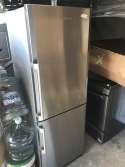 BLOMBERG REFRIGERATOR BOTTOM FREEZER