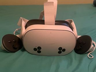 Quest 3S 128GB - White - Includes controllers, charging cable, and headset.