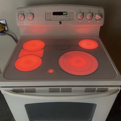 GE White Electric Stove