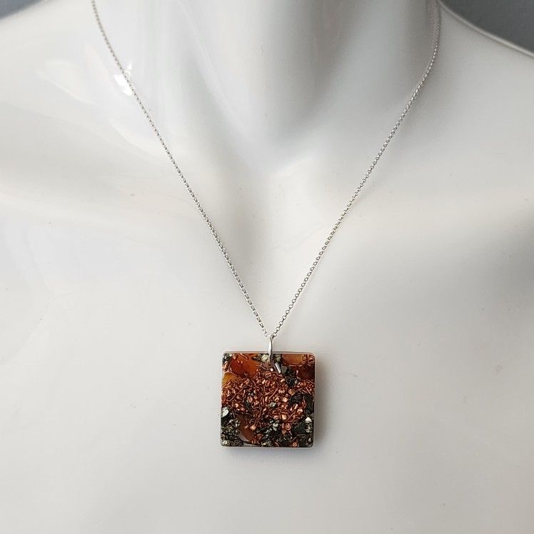 Orgonite Pendant with Pyrite & Carnelian – EMF Protection, Energy Balance, Copper & Resin, 925 Sterling Silver Chain, Handmade Crystal Necklace
Descr