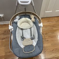 Ingenuity Simple Comfort Compact Swing with Wood Toy Bar - Chambray 