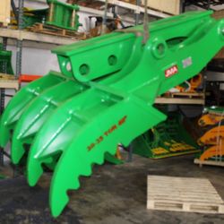 Excavator Caterpillar CAT-336 Manual Thumb, 40-inch Width.  It Fits with 30-35 Tons. Measures 40"x72"x4 Teeth.