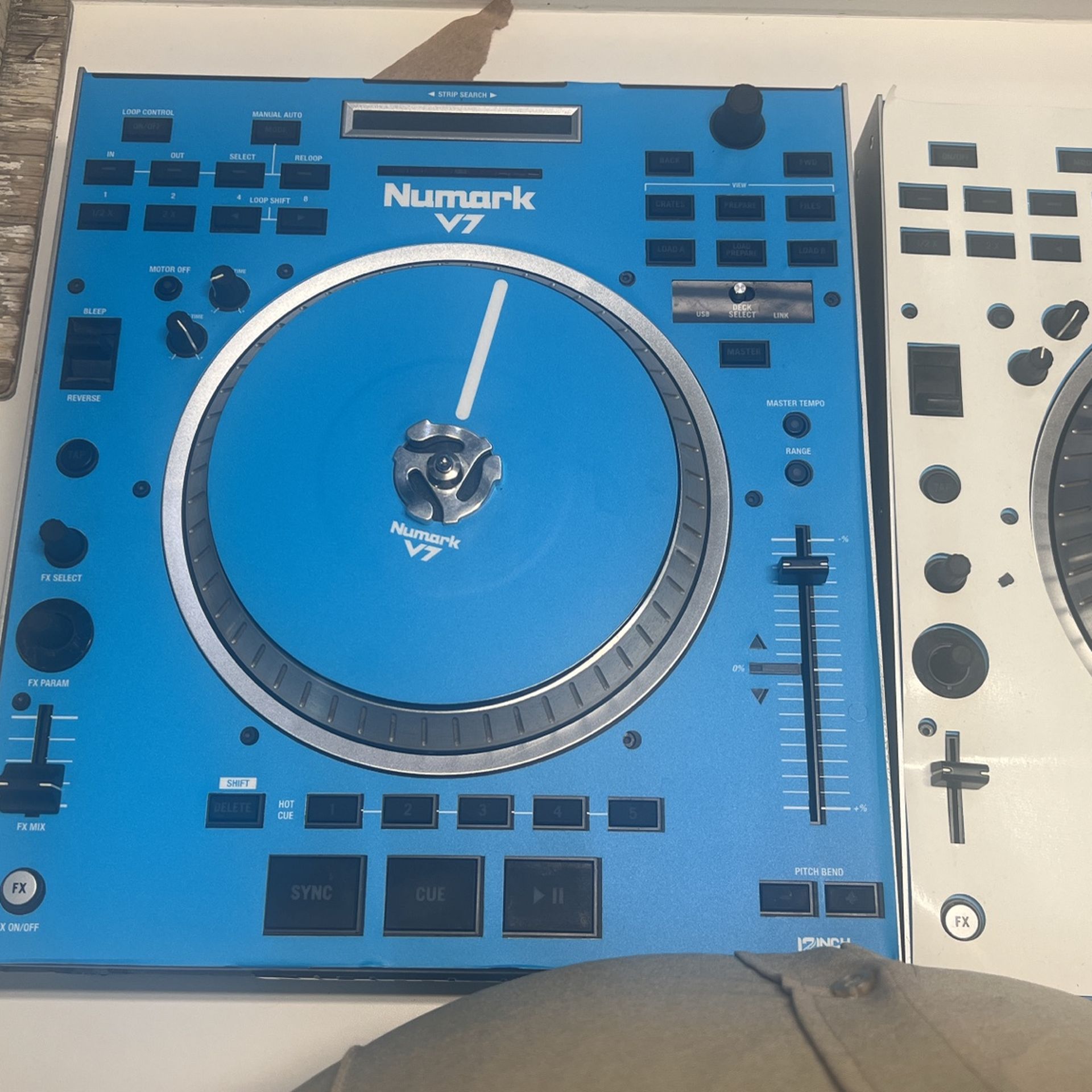 Numark V7