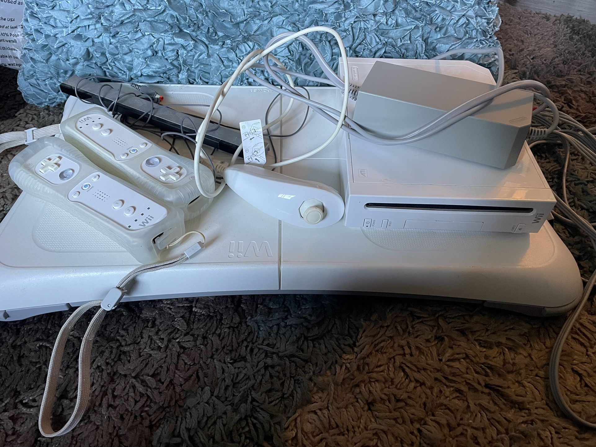 Nintendo Wii 3 Controllers, Step Pad And 6 Games