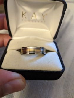 Men's titanium and small line gold ring