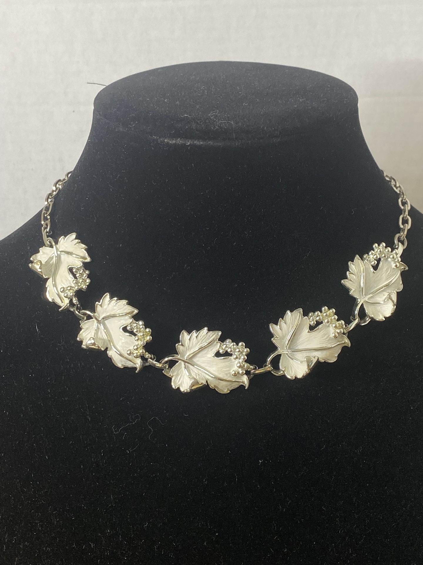 Vintage Sarah Coventry Silver Tone Necklace With White Enamel Leaves N-2526
