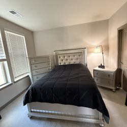 Silver Queen Bedroom Set Of 4 (includes mirror on dresser)