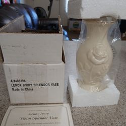 Lennox Ivory Spendor Vase