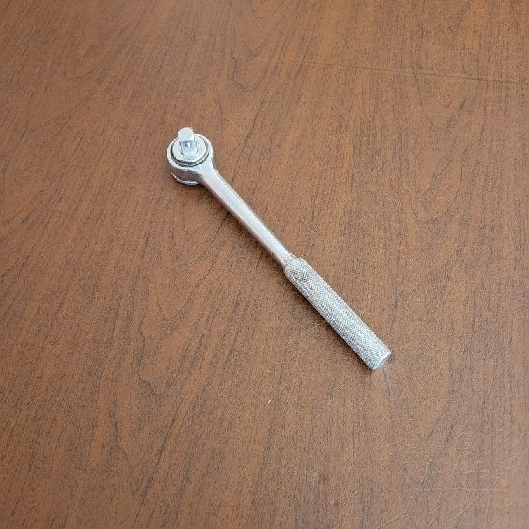 Vintage Husky 24201 1/2" Drive Thumbwheel Knurled Ratchet. Pre-owned,
good shape, please see photos for details.
Weight 1.5lb plus shipping materials