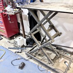 Electric scissor lift workbench holds 300 pounds