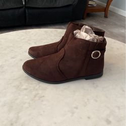 New Brown Suede Size 9 Boots