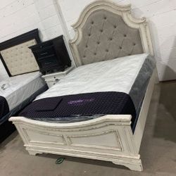 Realyn Chipped White Queen Panel Bed

by Ashley Furniture