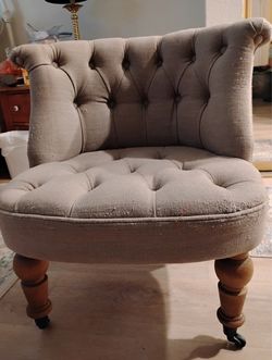 Vanity/accent chair