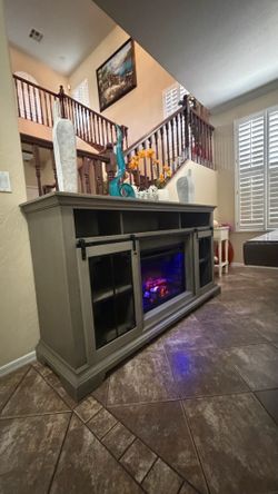 Beautiful fireplace /tv stand model Olivia from Dimplex 71” inches long