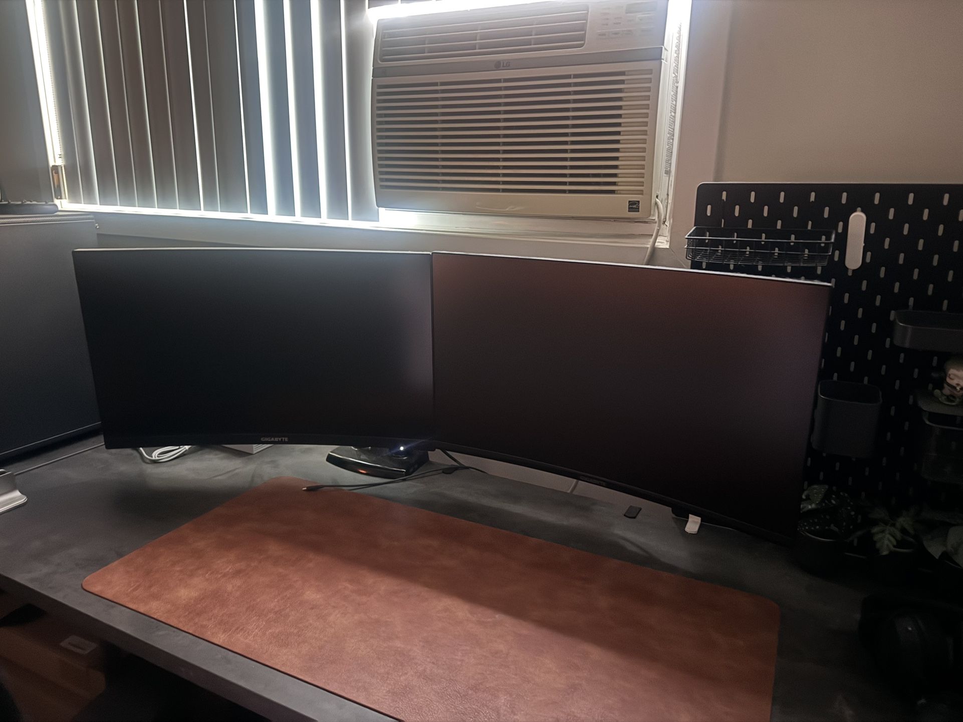 Dual Curved Monitor Setup Gigabyte 27”