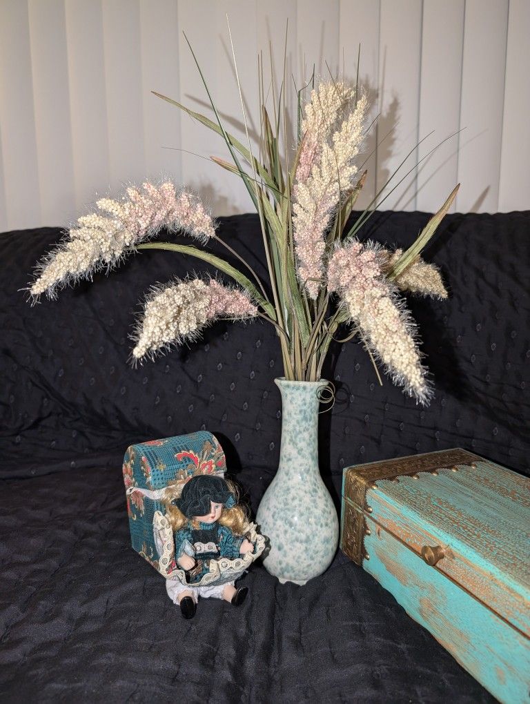 Elegant decorative set is perfect for enhancing your interior